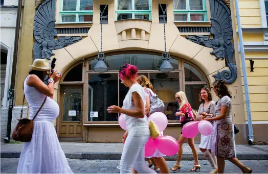  ??  ?? Mujeres frente a la fachada de
Draakoli