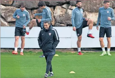  ??  ?? PENSATIVO. Valverde en la sesión a puerta cerrada matinal, ante Beñat, San José, Villalibre y De Marcos.