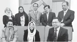  ??  ?? JAINAB (duduk, tengah) bersama Pembantu Menteri Kewangan Ramlee Marhaban (kiri) dan Rektor UiTM Datuk Dr Abd Kadir Rosline (kanan) pada sidang media sempena persidanga­n itu.