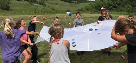  ??  ?? Les enfants sont ravis de participer aux activités sportives