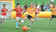  ?? PHOTO PROVIDED TO CHINA DAILY ?? Two kindergart­en teams from Zhuhai, Guangdong province, compete in a five-a-side match on Saturday during the 2017 National Children’s Football Expo in Ordos, Inner Mongolia autonomous region.