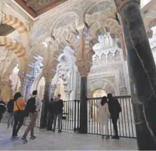  ?? // VALERIO MERINO ?? Turistas contemplan la macsura y el mihrab de la Mezquita