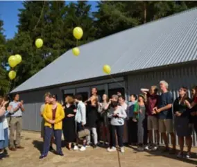  ?? FOTO'S KMA ?? De bewoners lieten elk een ballon op om de opening van de nieuwe woning te vieren.