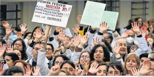  ?? FERNANDO VILLAR / EFE ?? Participan­tes en la concentrac­ión convocada ayer por el sindicato Amyts frente a la Gerencia de Atención Primaria de la Comunidad de Madrid.