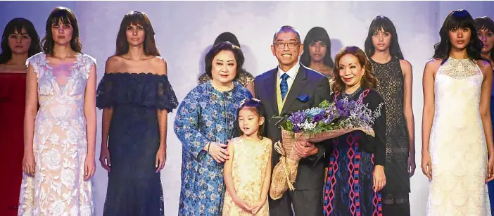  ?? —PHOTOS BY JAM STA. ROSA ?? Tadashi Shoji takes his bow, with Rustan’s chair and CEO Zenaida Tantoco, board director Maritess Tantoco-Enriquez and young Kenzi Huang, Tantoco’s grandchild.