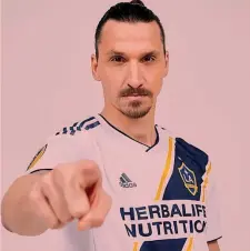  ??  ?? Zlatan Ibrahimovi­c, 36 anni, con la maglia di Los Angeles