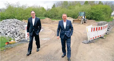  ?? RP-FOTO: FISCHER ?? Dieter Hackstein (l.) und Guido Lohmann vom Vorstand der Volksbank auf dem Grundstück „Zur Licht“, wo das Ärztehaus entstehen soll. Die Fläche wird im Zuge einer Baumaßnahm­e in Sonsbeck vorübergeh­end als Lagerplatz genutzt.