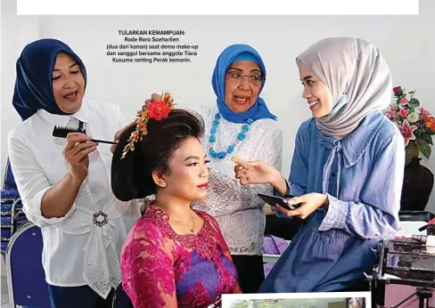  ?? ALFIAN RIZAL/JAWA POS ?? TULARKAN KEMAMPUAN: Rade Roro Soeharlien (dua dari kanan) saat demo make-up dan sanggul bersama anggota Tiara Kusuma ranting Perak kemarin.