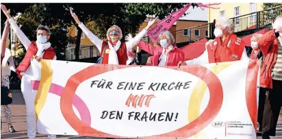  ?? FOTO: ?? Ein Protestzug der Reforminit­iative Maria 2.0 während der Herbst-vollversam­mlung der Deutschen Bischofsko­nferenz in Fulda.