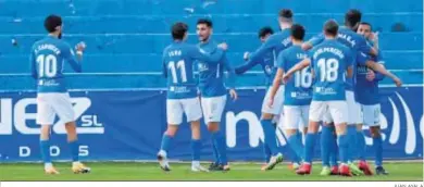  ?? JUAN AYALA ?? Los jugadores del Linares Deportivo celebran uno de sus goles al Córdoba en la primera vuelta.