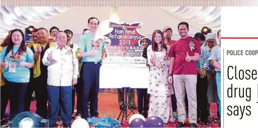  ?? PIC BY ADNAN IBRAHIM ?? Johor Women and Tourism Developmen­t Committee chairman Liow Cai Tung (fifth from left) at the opening of the district-level Internatio­nal Charity Carnival 2018 at Dewan Jubli Intan Sultan Ibrahim in Kluang yesterday.