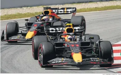  ?? ALEJANDRO GARCÍA / EFE ?? Max Verstappen y Sergio Pérez, pilotos de Red Bull, ruedan en el circuito de Montmeló.