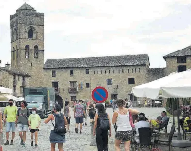  ?? ÁNGEL DE CASTRO ?? La plaza Mayor de Aínsa, en el Prepirineo, revivirá estos días unos niveles de animación similares al verano.