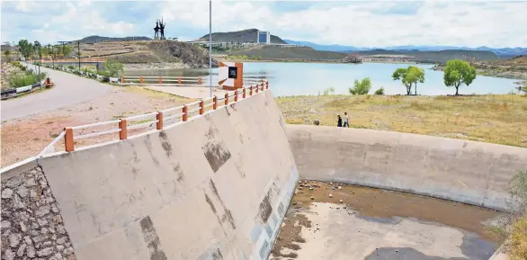  ??  ?? Según los datos de Conagua de las 10 presas de la entidad solamente la Chihuahua esta estable en cuanto a su almacenaje, mientras el resto están bajas, lo que afirma la falta de lluvia para el estado en comparació­n al histórico. En la imagen, la presa El Rejón