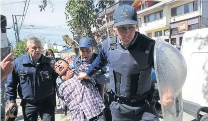  ??  ?? Fueron detenidas 15 personas ayer durante las protestas en Bariloche