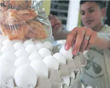  ??  ?? DIETA. Los huevos son un alimento básico para los hondureños.