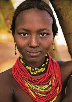  ??  ?? Diese Frau stammt aus dem Omo-Tal in Äthiopien. Manchmal erzählt Fotografin Mihaela Noroc eine Geschichte zu ihren Porträts, manchmal bleiben sie namenlos.