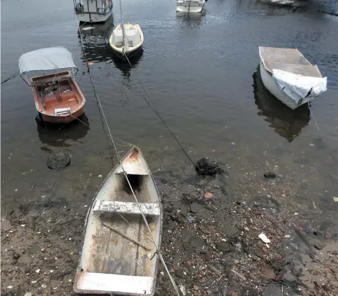  ?? ARISSON MARINHO ?? Barcos que demoram de sair para o mar e são pouco usados acumulam água da chuva e viram foco do mosquito; colônia usa óleo para deter o aedes