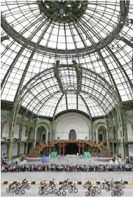  ??  ?? Dans cette ultime étape, le peloton a traversé la nef du Grand Palais.