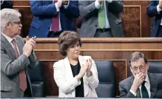  ??  ?? Mariano Rajoy (derecha) recibe los aplausos de la vicepresid­enta Soraya Sáenz de Santamaría y del ministro de Exteriores, Alfonso Dastis.