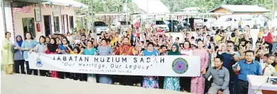  ??  ?? MUZIUM Sabah dan warga SK Taginambur merakamkan gambar kenangan bersama.