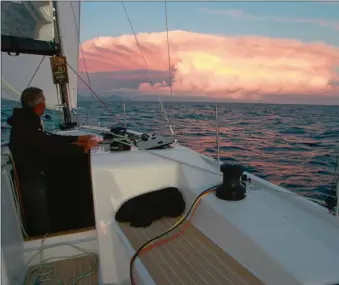  ??  ?? Avec un tel cumulus en forme d’enclume sur la route, nous affalerons le spi avant la nuit... En fait, nous sommes presque arrivés à Gênes et l’orage nous épargnera. Mais quel nuage !