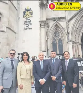  ??  ?? Miembros de la comitiva, tras la audiencia en la Corte, en Londres.