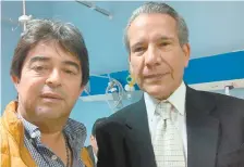  ??  ?? Daniel Alejandro Guerra Melgar (izquierda), de Tuxtla Gutiérrez, Chiapas, quien auxilió a Mónica Díaz tras el ataque del miércoles en Jerash, Jordania.