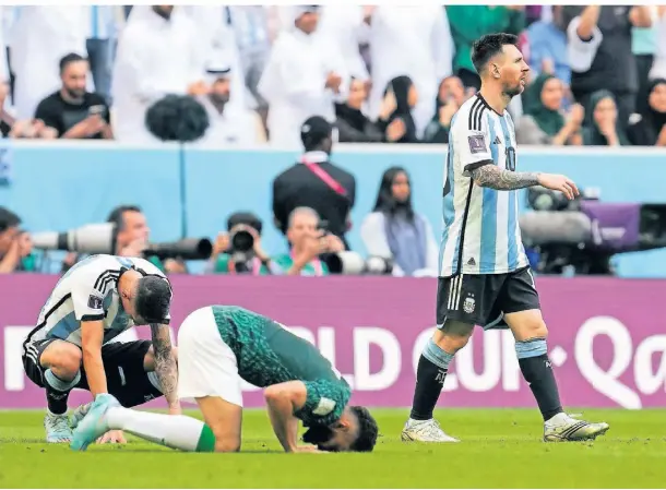  ?? FOTO: AP PHOTO/NATACHA PISARENKO ?? Argentinie­ns Superstar Lionel Messi (r.) verlässt nach dem Schlusspfi­ff enttäuscht das Spielfeld.