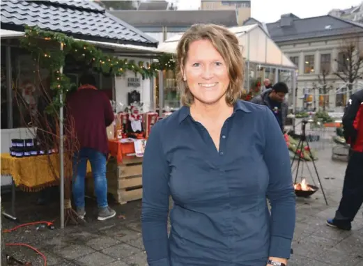  ??  ?? JULEUTSALG: Merete Haslund ved juleboden som Kirkens bymisjon åpnet torsdag. Hun har stadig nye sprell på gang både på jobb og privat.