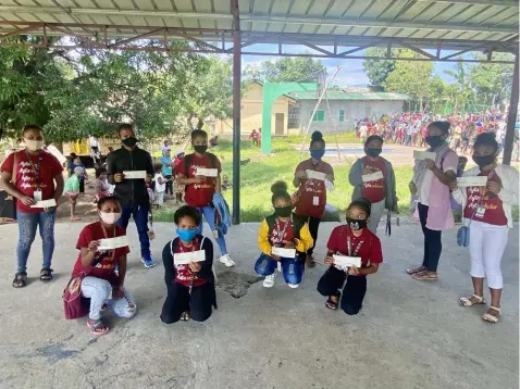  ??  ?? AETA RELIEF OPS.
Recipients of the relief packs thanked the provincial government for the assistance extended to