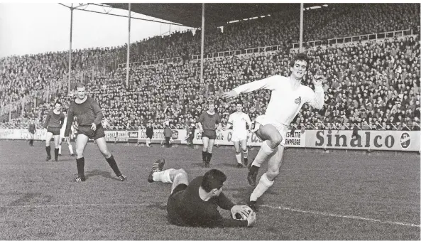  ?? FOTO: IMAGO IMAGES ?? 25. April 1964: Wolfgang Overath (r.) beim 3:3 seines 1. FC Köln beim 1. FC Kaiserslau­tern. Köln wurde 1964 erster Bundesliga­meister.