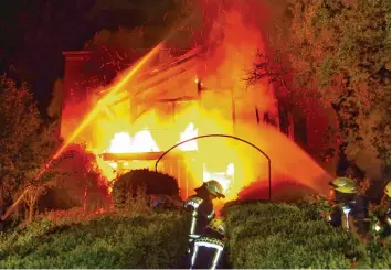  ?? Archivfoto: Robert Weiß/Foto Weiss ?? Lichterloh brannte im Juli vergangene­n Jahres ein Wohnhaus in der Babenhause­r Straße in Krumbach. 364 Mal brannte es 2017 im gesamten Landkreis – im Schnitt fast jeden Tag ein Feuer.