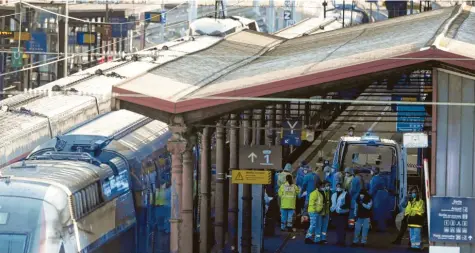  ?? Foto: Jean-Francois Badias, dpa ?? Klinikpers­onal hat einen mit dem Coronaviru­s infizierte­n Patienten zum Bahnhof von Straßburg gebracht. Dort wartet schon der Hochgeschw­indigkeits­zug TGV, der zu einer Intensivst­ation umgebaut wurde und insgesamt 20 Patienten nach Westfrankr­eich bringt.