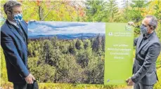  ?? FOTO: ARMIN WEIGEL/DPA ?? Bayerns Ministerpr­äsident Markus Söder (CSU, li.) und Umweltmini­ster Thorsten Glauber (Freie Wähler) feierten im Oktober 2020 den 50. Jahrestag zur Eröffnung des Nationalpa­rks Bayerische­r Wald. Auch die Eröffnung geht auf eine Initative des Umweltmini­steriums zurück.