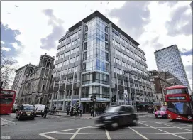  ?? STEPHEN CHUNG / TNS ?? The building that houses the offices of Cambridge Analytica in London. Cambridge Analytica announced last week that it was beginning bankruptcy proceeding­s, saying the media storm over its use of Facebook data had scared clients away.