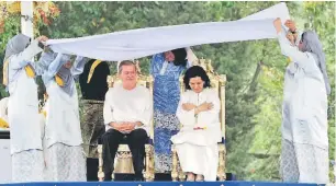  ?? — Gambar Bernama ?? ISTIADAT: Sultan Ibrahim dan Raja Zarith Sofiah berkenan menerima siraman air yang diambil dari 10 sungai di 10 daerah negeri Johor oleh Tunku Puteri Johor Tunku Kamariah Sultan Iskandar (tengah) pada Istiadat Siram Tabal di Pekarangan Bukit Bintang,...