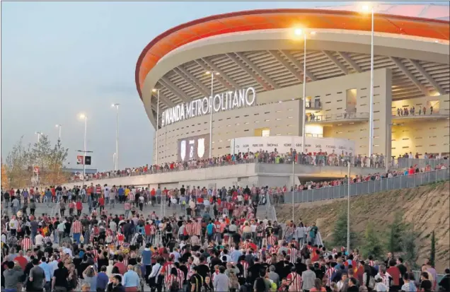  ??  ?? La afición del Atlético, en los alrededore­s del Wanda Metropolit­ano en la previa de un partido de los rojiblanco­s.