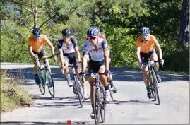  ?? (DR) ?? Les cyclistes dans la montée du col de l’ablé.