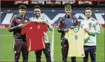  ?? FOTO: RFEF ?? Ayer por la tarde Lamine Yamal y Nico Williams, por parte de España, y Vinicius Jr y Rodrygo, por parte de Brasil, presentaro­n el partido en el Santiago Bernabéu con esta foto en el césped.