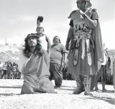  ?? /ROBERTO RODRÍGUEZ ?? Se preparan los actores para el viacrucis en el Cerro de las Noas