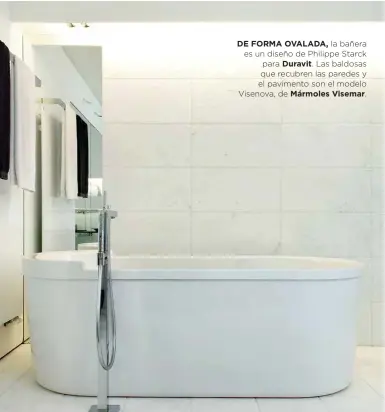  ??  ?? DE FORMA OVALADA, la bañera es un diseño de Philippe Starck para Duravit. Las baldosas que recubren las paredes y el pavimento son el modelo Visenova, de Mármoles Visemar.