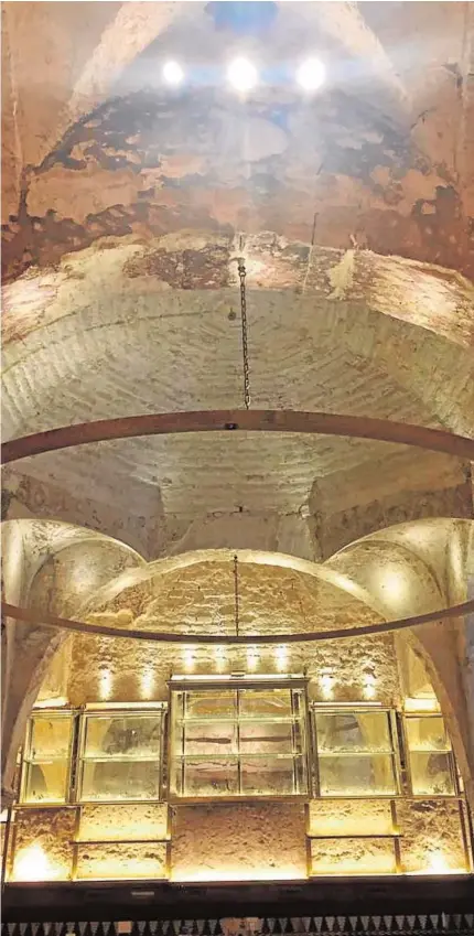  ??  ?? Una de las salas del comedor del bar Giralda escondía una bóveda ornamentad­a con estrellas de ocho puntas