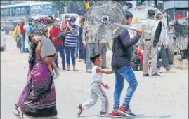  ?? BHARAT BHUSHAN/HT ?? A migrant family on its way to the Patiala railway station to catch a train to Uttar Pradesh on Saturday.