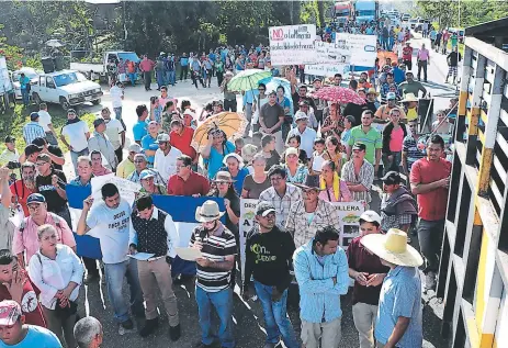  ??  ?? TOMA. Los habitantes de la zona salieron a la carretera que de El Progreso comunica a Tela a exigir se detenga el proyecto.