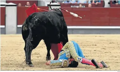  ?? EFE ?? La forzadísim­a postura en la que se vió Ginés Marín tras la cogida que le produjo una cornada grave.