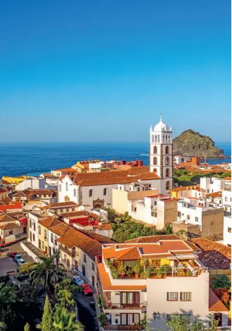  ??  ?? 1- İki katlı beyaz evleriyle Garachico, Tenerife’nin en sevimli kasabaları­ndan.
With its two-story white houses, Garachico is one of the loveliest towns in Tenerife.