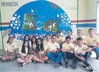  ??  ?? REALIDAD. Alumnos del Liceo Bilingüe Centroamer­icano realizaron el mural “Agonía”.