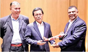  ?? – Bernama photo ?? AirAsia group chief executive officer Tan Sri Tony Fernandes presenting a model aircraft as a souvenir to Chief Minister Datuk Seri Mohd Shafie Apdal during a courtesy call at State Administra­tion Centre yesterday.
