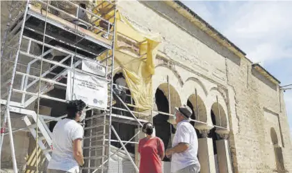  ?? CÓRDOBA ?? Trabajos en la fachada del Salón Rico de Medina Azahara.